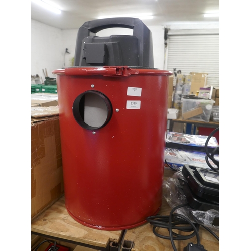 5330 - A dust extractor vacuum cleaner *This lot is subject to VAT