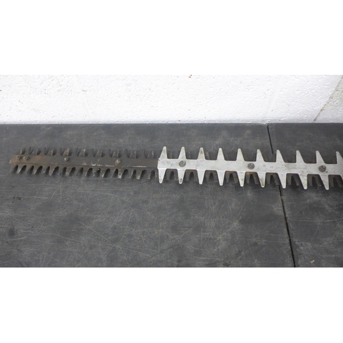 5175 - A Stihl HS 80 petrol hedge trimmer