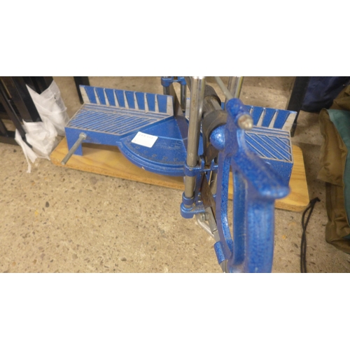 5192 - A manual mitre saw and a folding work bench with tool tray