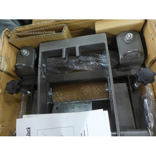 5323 - A boxed 1500lbs capacity ATV jack *This lot is subject to VAT