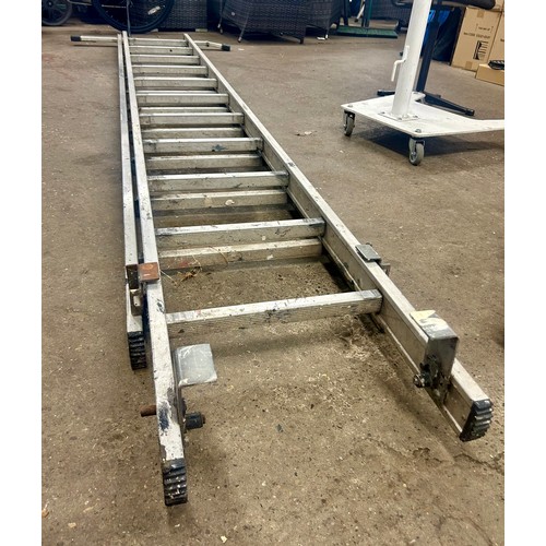 5197 - An 11 rung - double rung aluminium extension ladder