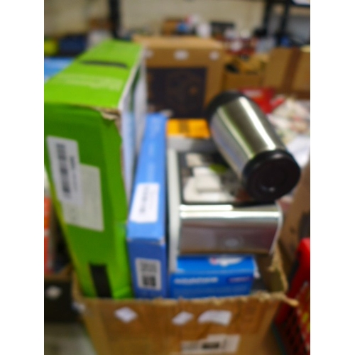 6125 - A box of kitchen items to include Joseph Joseph cutlery holder, kitchen scales, BBQ, etc.  *This lot... 
