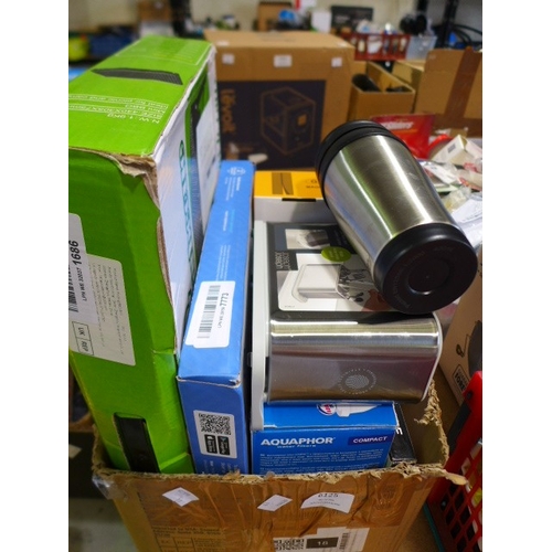6125 - A box of kitchen items to include Joseph Joseph cutlery holder, kitchen scales, BBQ, etc.  *This lot... 