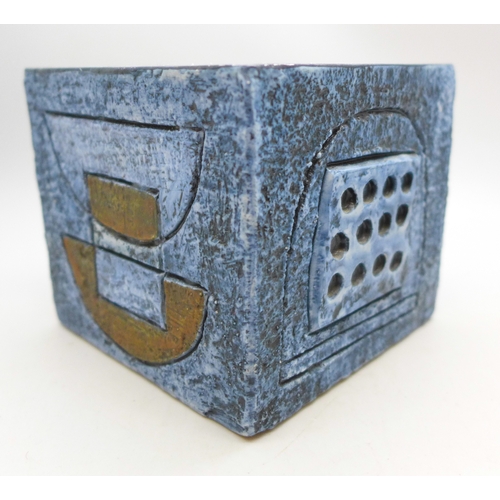 Lot 2055      