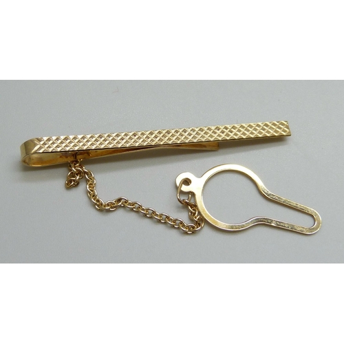 7002 - A 9ct gold tie bar, 2.4g, 4.7cm