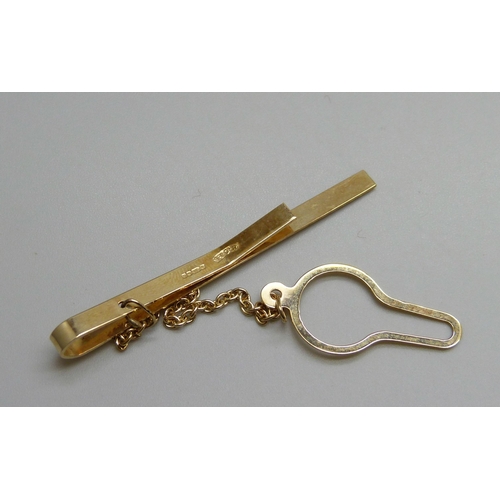 7002 - A 9ct gold tie bar, 2.4g, 4.7cm