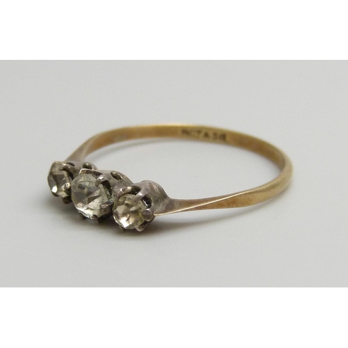 7009 - A 9ct gold and silver three stone ring, 0.9g, L