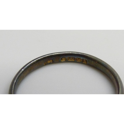 7012 - A 22ct gold wedding band ring, 2.7g, M