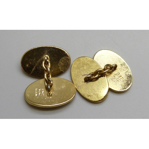 7019 - A pair of Gucci gold plated cufflinks, boxed