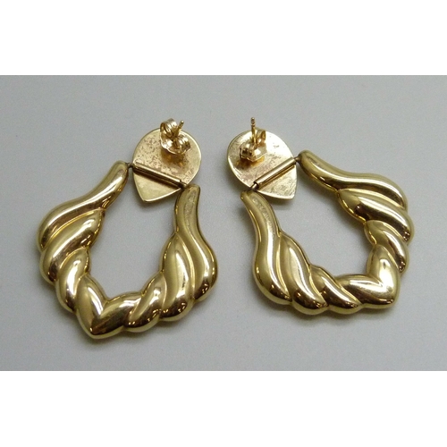 7020 - A pair of 14k gold earrings, 5.6g, 3.8cm