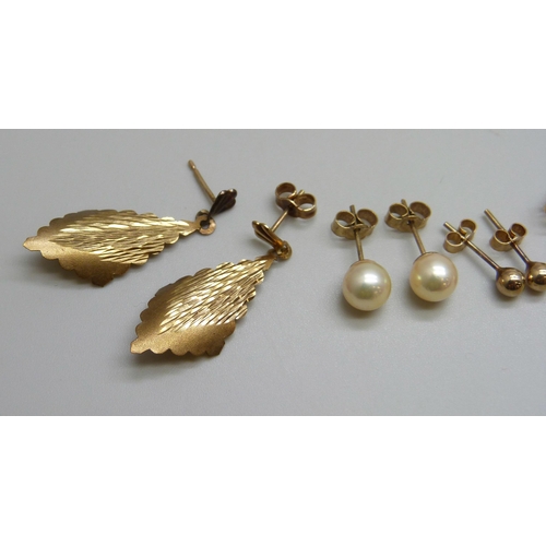 7027 - A pair of yellow metal drop earrings, a pair of yellow metal pearl stud earrings, the butterflies ma... 