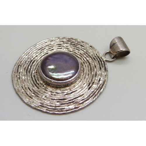 7045 - A large textured silver Modernist style pendant set with a pearl, 23g, 6.5cm including bale