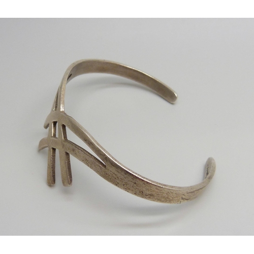 7053 - A Mexican silver torque bangle, 15g
