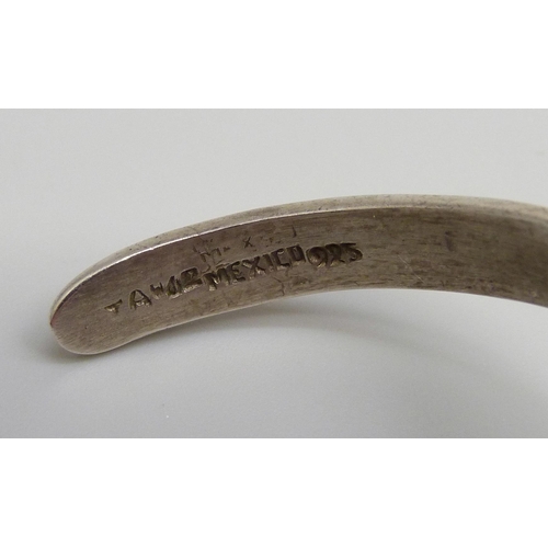 7053 - A Mexican silver torque bangle, 15g