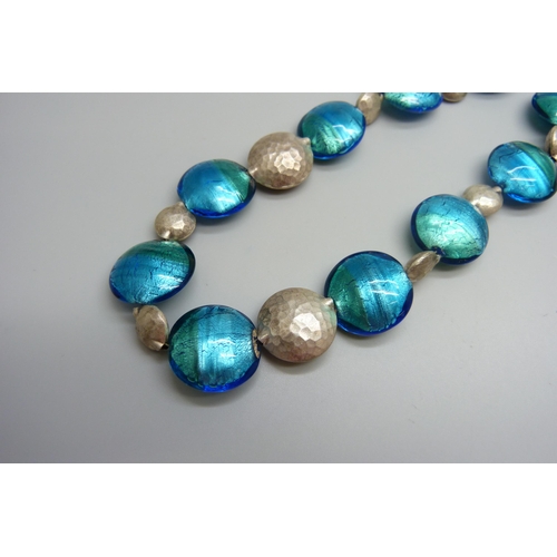 7056 - A silver and foiled glass necklace with hammered silver links, the clasp marked 925, 41cm