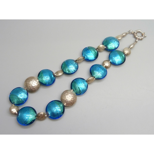 7056 - A silver and foiled glass necklace with hammered silver links, the clasp marked 925, 41cm