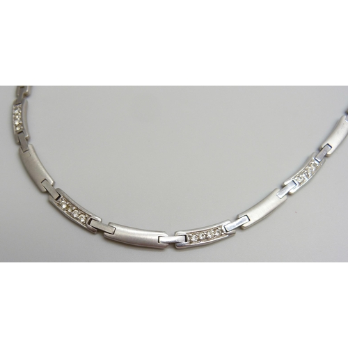 7060 - A silver necklace set with white stones, 33g, 42cm