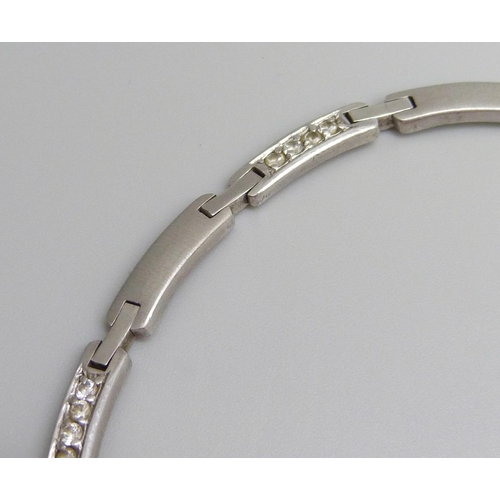 7060 - A silver necklace set with white stones, 33g, 42cm