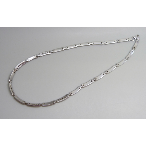 7060 - A silver necklace set with white stones, 33g, 42cm