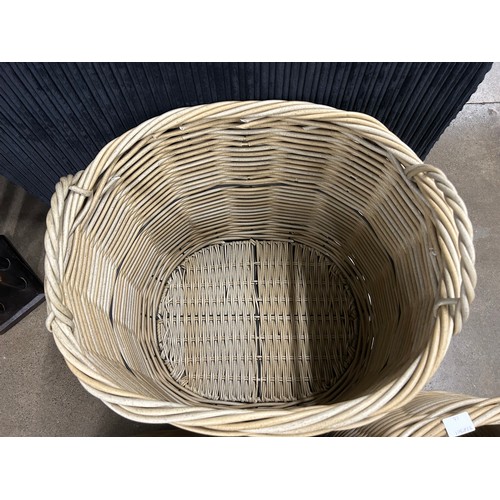 3020A - A set of three oval wicker baskets