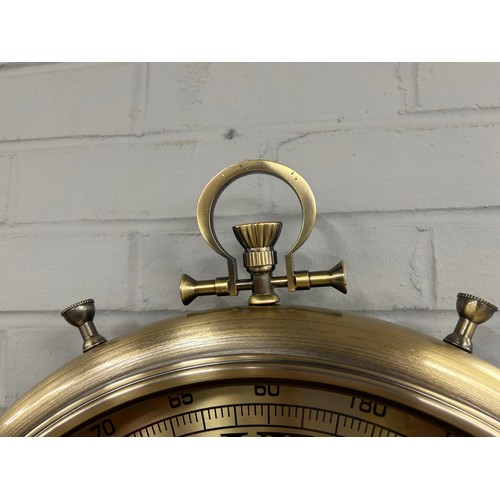 3025 - A gold effect circular moving gear clock