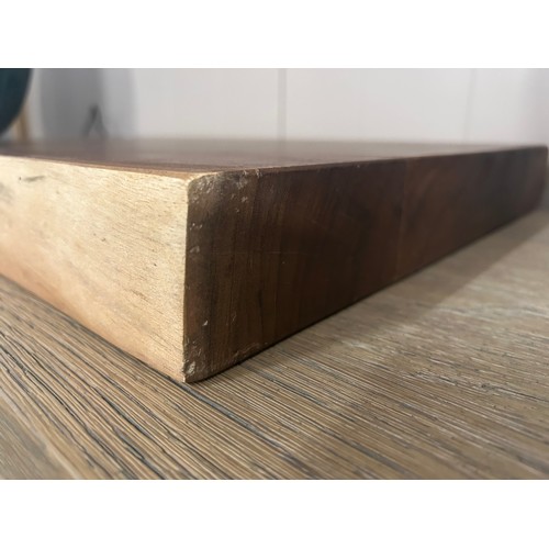 3041 - An extra large chopping board