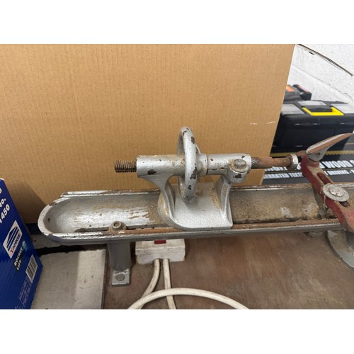 5002 - A Victor wood lathe
