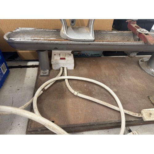 5002 - A Victor wood lathe