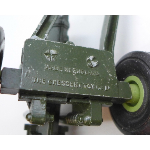 2018 - A Crescent Toys model field gun and one other a/f
