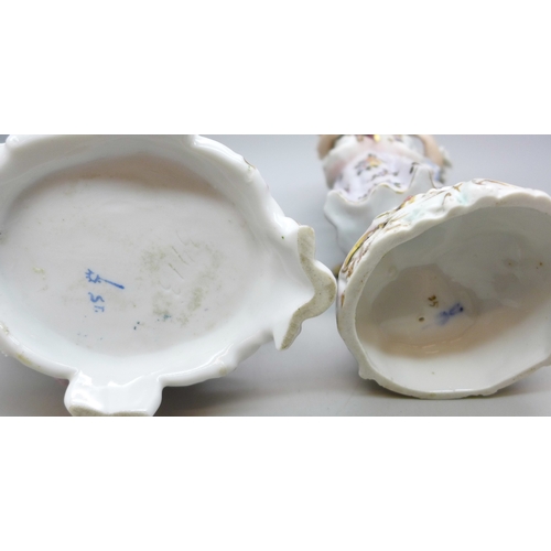 2031 - Two continental porcelain figures, one a/f