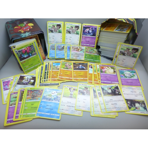 2039 - A collection of 650+ Pokémon cards with over 170 Holographic cards including Rares and Reverse Holos... 