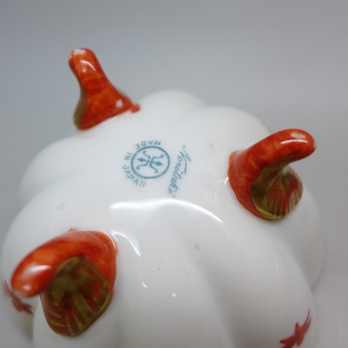 2047 - Five pieces of Noritake Japanese porcelain, vase a/f