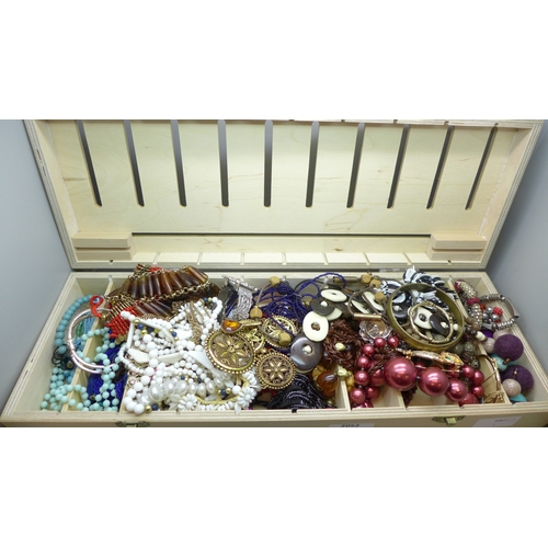 2052 - A collection of costume jewellery