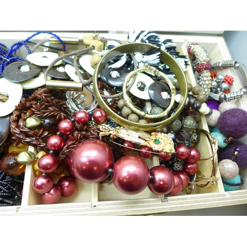 2052 - A collection of costume jewellery