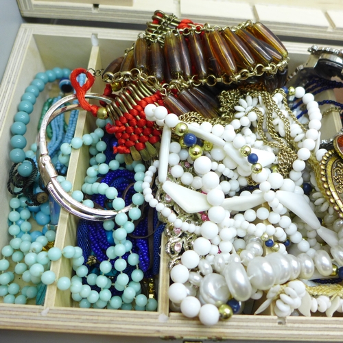 2052 - A collection of costume jewellery