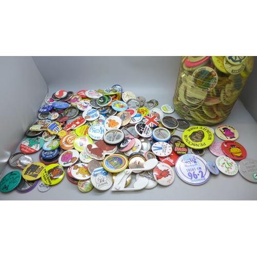 2055 - A large collection of vintage badges