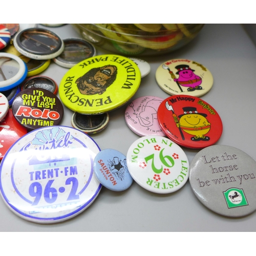 2055 - A large collection of vintage badges