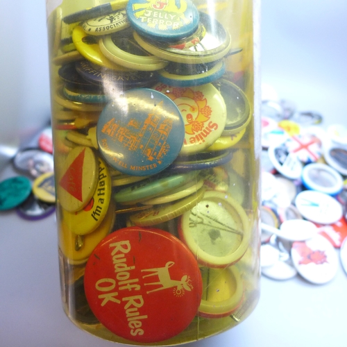 2055 - A large collection of vintage badges