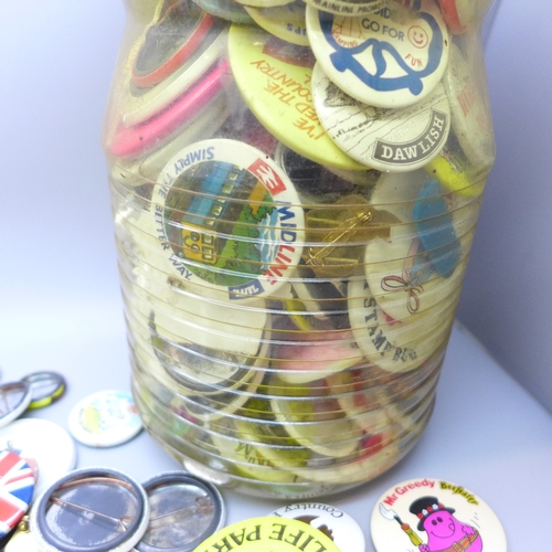2055 - A large collection of vintage badges