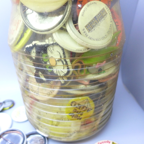 2055 - A large collection of vintage badges