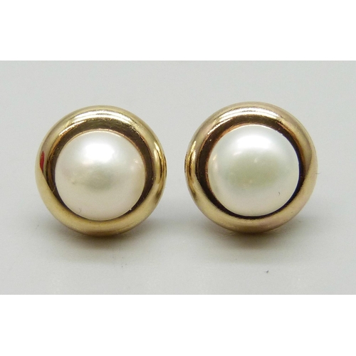 7182 - A pair of 9ct gold and pearl stud earrings, 1g