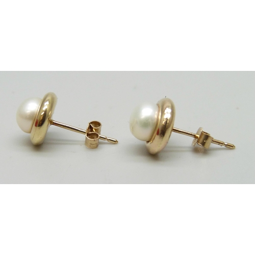 7182 - A pair of 9ct gold and pearl stud earrings, 1g
