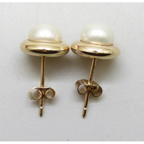 7182 - A pair of 9ct gold and pearl stud earrings, 1g