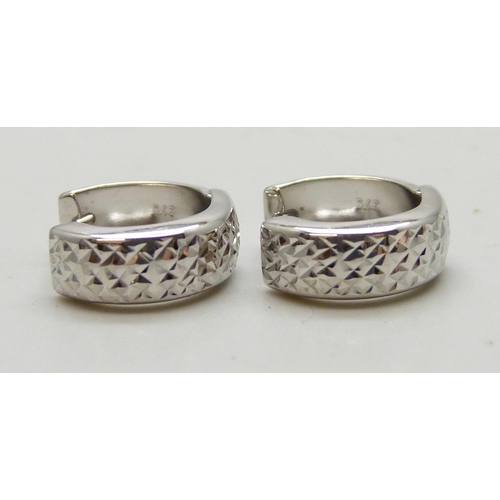 7183 - A pair of 9ct white gold hoop earrings, 0.9g