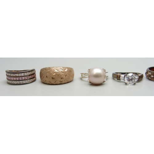 7188 - Eight silver and silver gilt rings, 33g