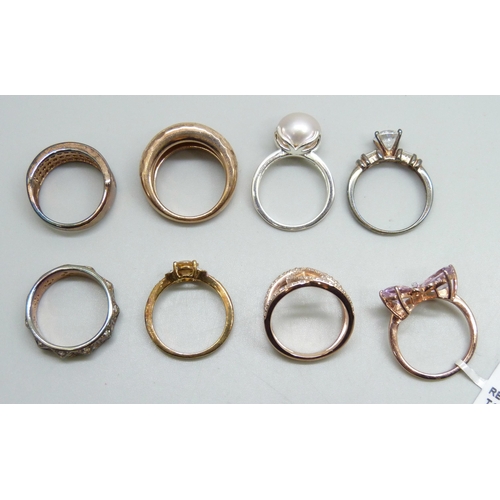 7188 - Eight silver and silver gilt rings, 33g