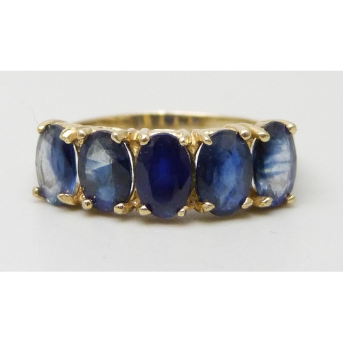 7195 - A 14k gold five stone sapphire ring, 2.2g, L