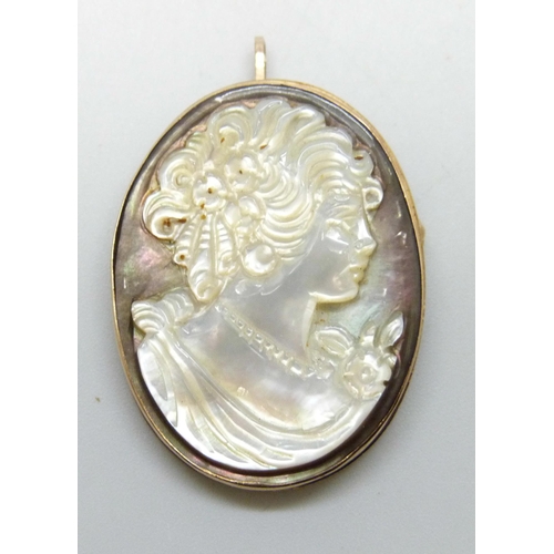 7200 - An Italian 9ct gold mounted cameo pendant or brooch, 4.2cm including bale, 7.5g