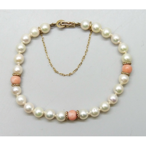 7201 - A cultured pearl and coral bracelet with a 9ct gold clasp, 7.8g