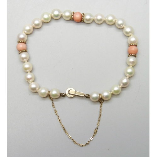 7201 - A cultured pearl and coral bracelet with a 9ct gold clasp, 7.8g